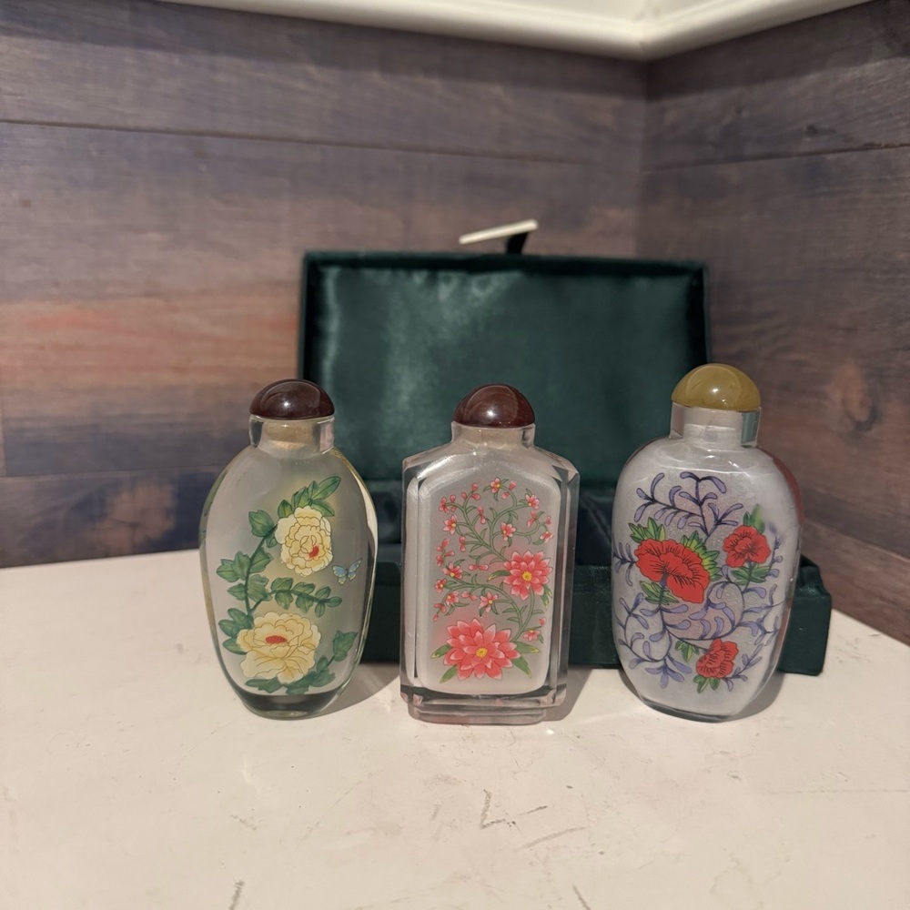Vintage Set Li Bien Chinese Bottles, Floral Reverse Painted Glass -  Set of 3 - Picture 7 of 9